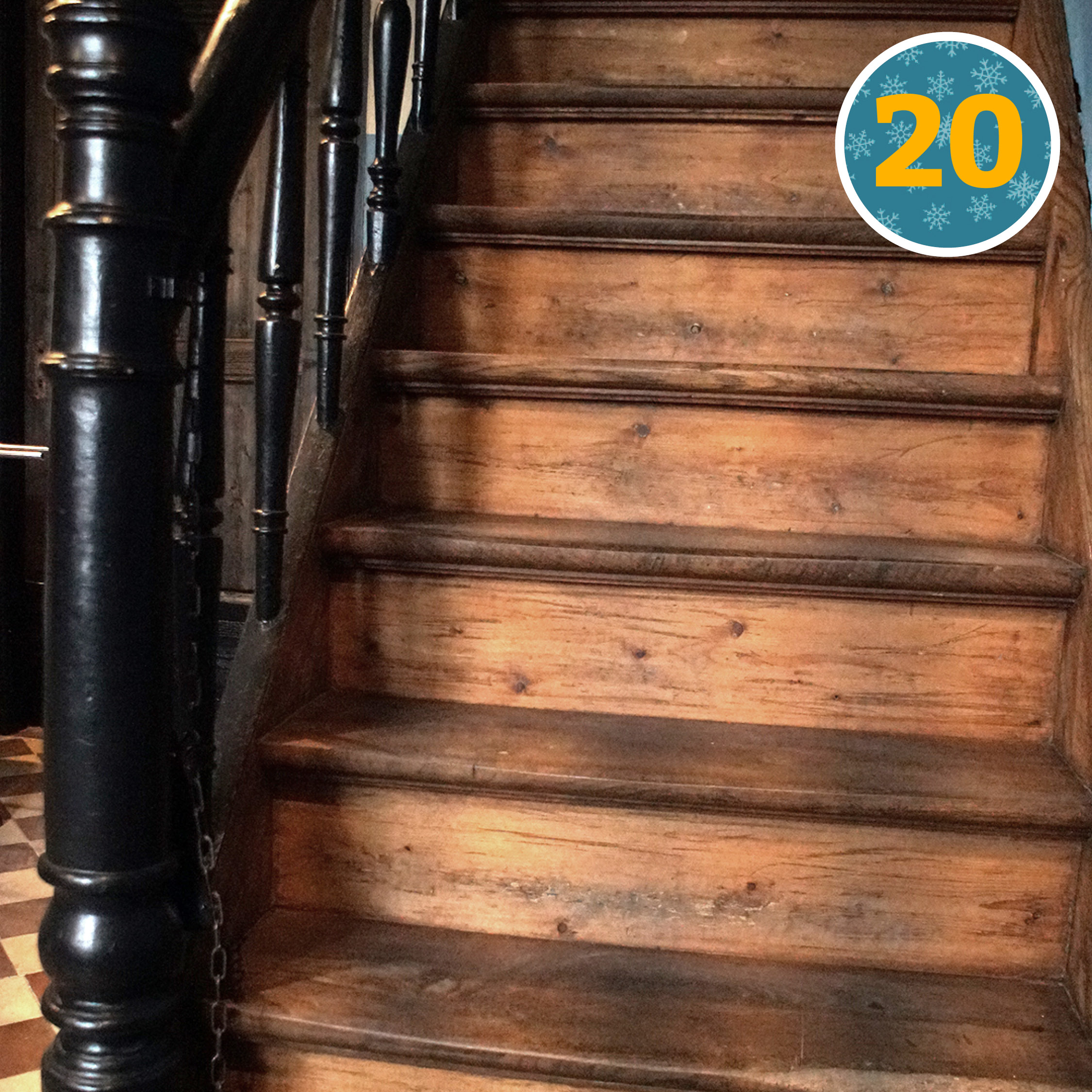 🧰 Diese alte Holztreppe im Eingangsbereich wurde im ersten Lockdown 2020 restauriert. Das Geländer wurde stabilisiert und die Treppenstufen wurden von einigen Lackschichten befreit. 🖌️ Anschließend wurde das Geländer in einem matten schwarz lackiert. Die restlichen Flächen und Stufen wurden geölt. Unter der Treppe befindet sich der Abgang in den Keller. 🤎 Die viele Jahrzehnte alte Holztreppe genießt Bestandsschutz.